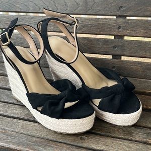 BOUTIQUE NWOT  BLK ANKLE STRAP WEDGE SANDALS SIZE 10